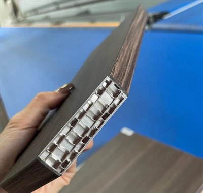 Panel Sarang Lebah Aluminium Tiga-lapisan Digunakan Untuk Perabotan .